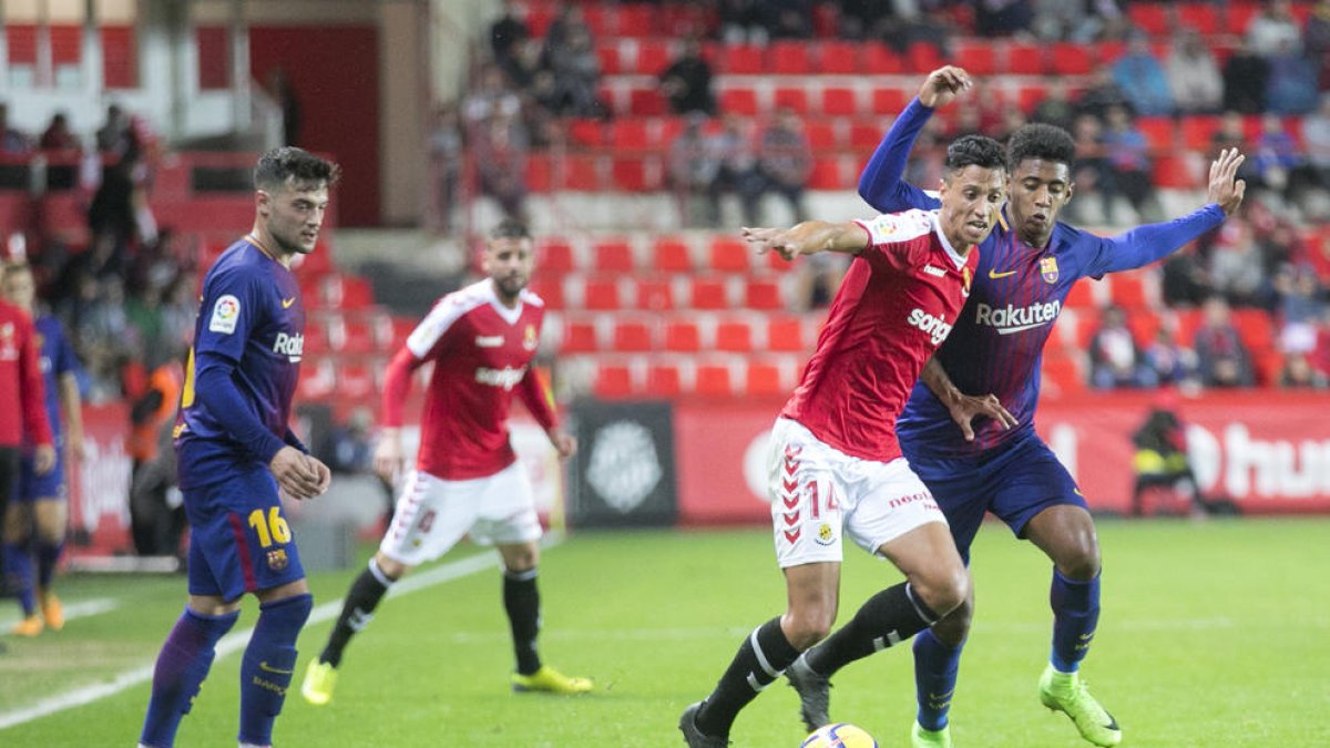 Maikel Mesa disputando una pelota durante el partido que los granas disputaron contra el Barça B en el Nou Estadi.