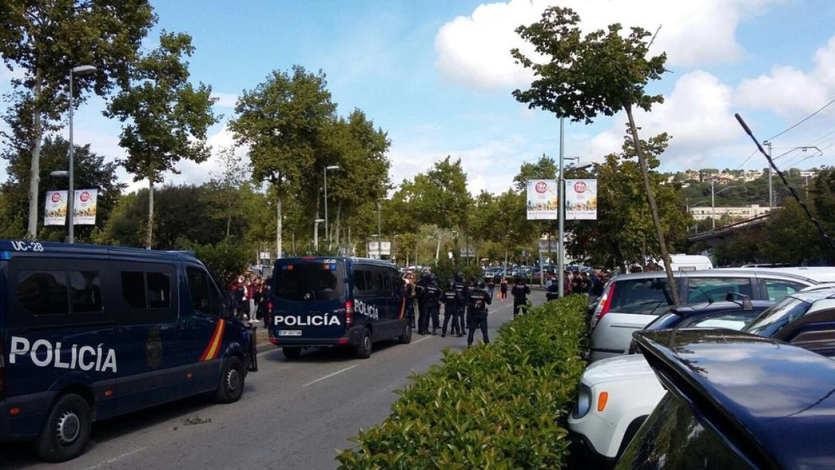 Furgons de la Policía NAcional desplegats a Girona.