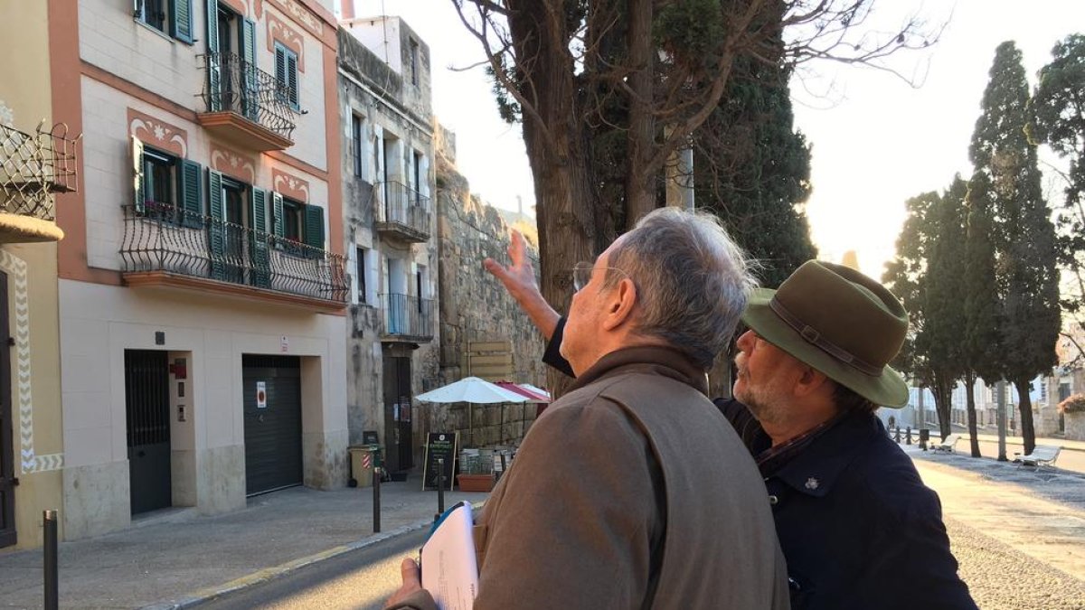Bostnavaron rep informació de Buqueres davant la Casa Ximenis de Tarragona.