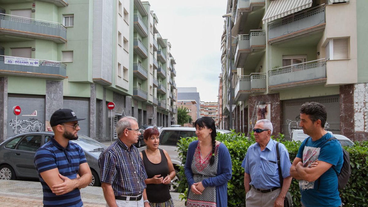 Membres de l'Associació de Veïns d'Horts de Miró i de la Coordinadora d'Entitats, davant dels blocs.