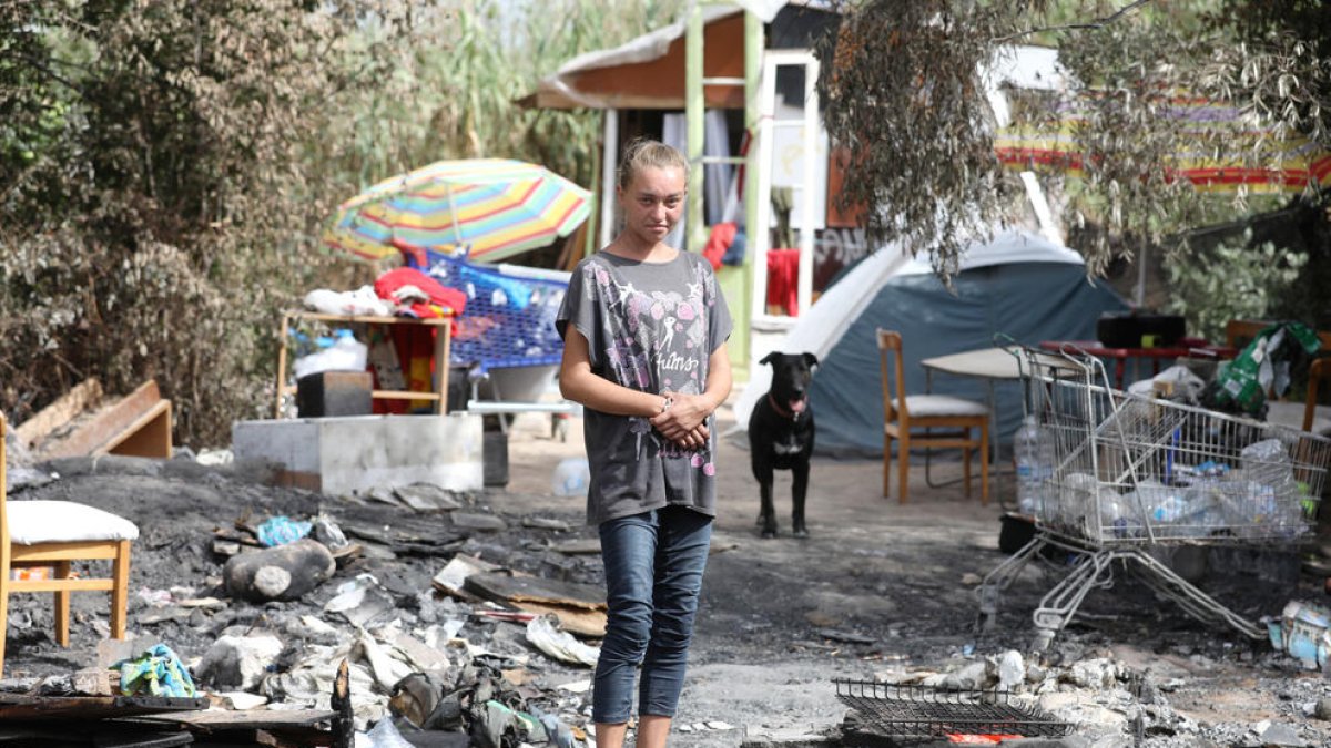 La Katarzyina al davant de la seva xabola i sobre les restes de l'incendi, que va tenir lloc el diumenge passat, a la vora del Francolí.