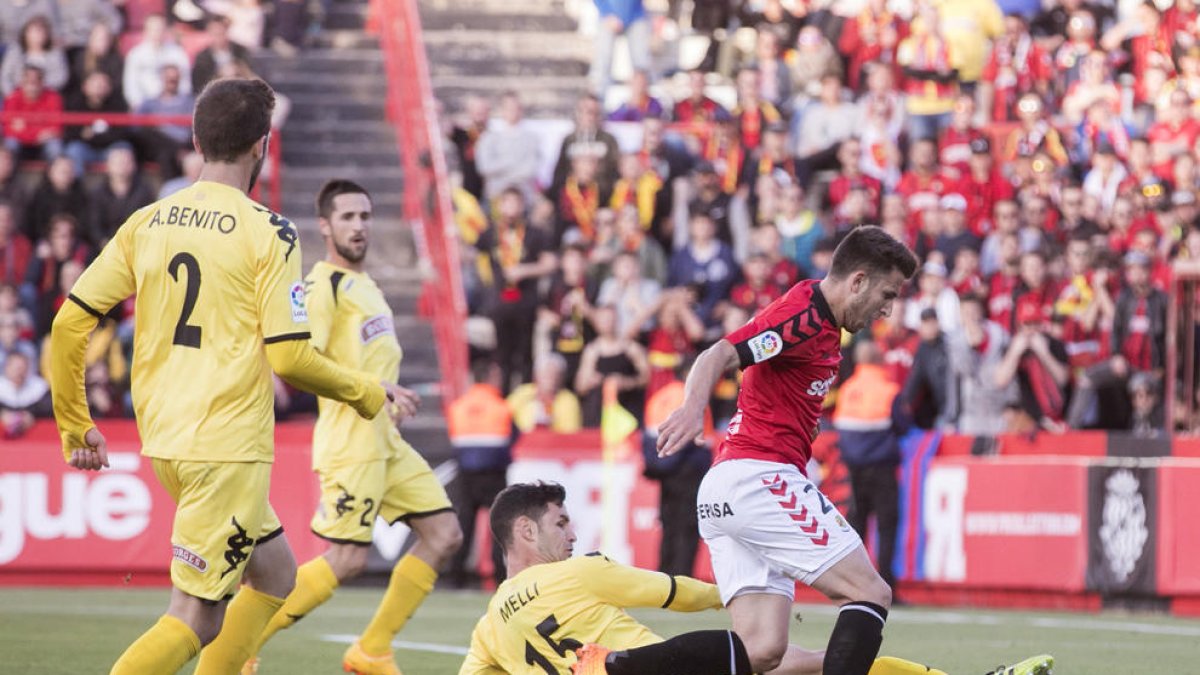 Gerard Valentín es una flecha por la banda derecha de la defensa, y ahora lo comprobarán también en Primera División.