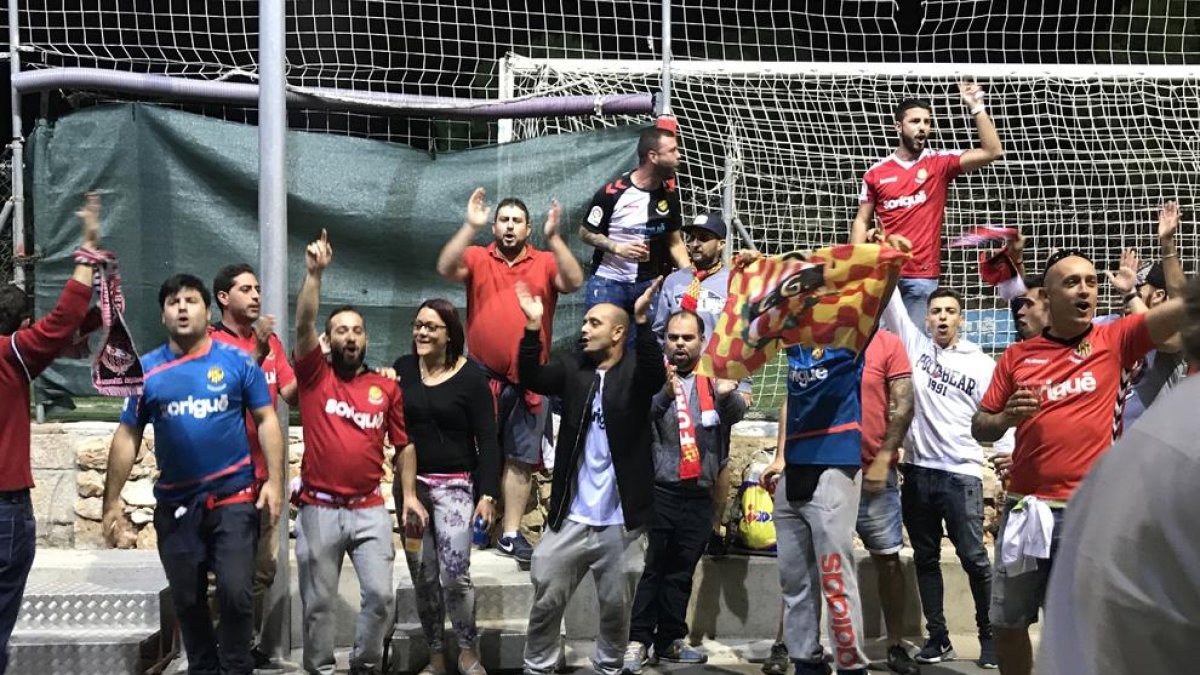 Socis i aficionats del Nàstic, aquest diumenge animant als jugadors després del no-partit.