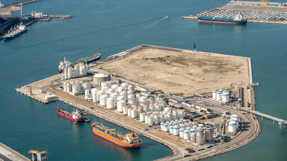 Imagen aérea del muelle de química del Puerto de Tarragona.