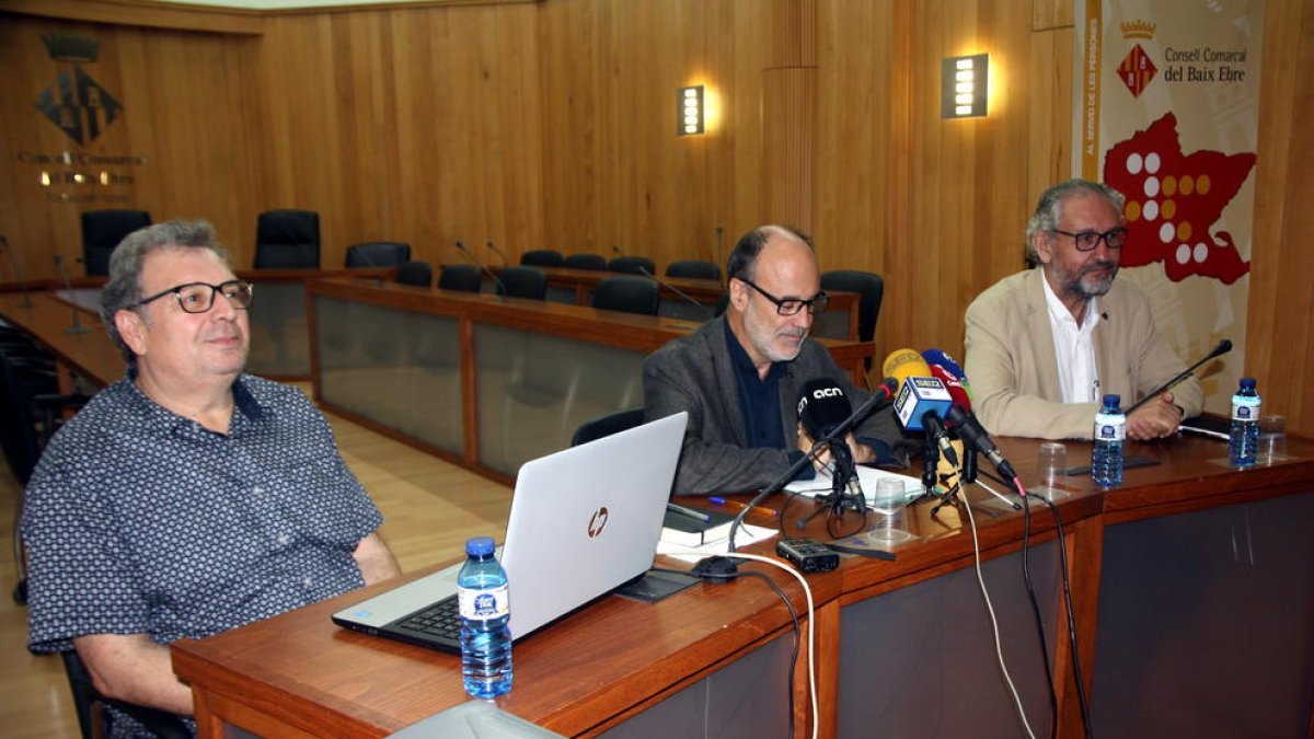 El director técnico del COPATE, Josep Aragonès, el vicepresidente del COPATE, Alfons Montserrat, y el director del Campus Tierras del Ebro de la URV, Azael Fabregat, en la presentación del PECT. Imagen del 17 de octubre de 2016 (horizontal)