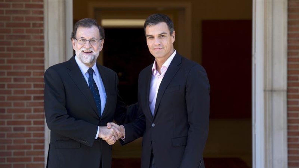 Imatge de Rajoy rebent a Sánchez per analitzar la situació després de l'1-O.