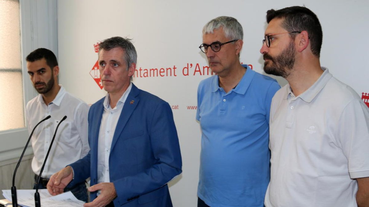 L'alcalde d'Amposta, Adam Tomàs, compareixent acompanyat de regidors del govern municipal per donar compte de la sentència del contenciós-administratiu.