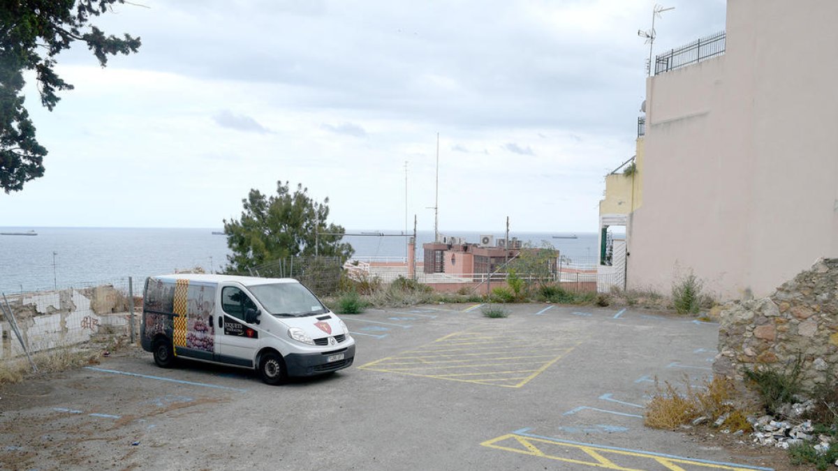 Imatge de l'estat actual de l'espai de l'Hostal del Sol amb la furgoneta dels Xiquets aparcada a l'interior.