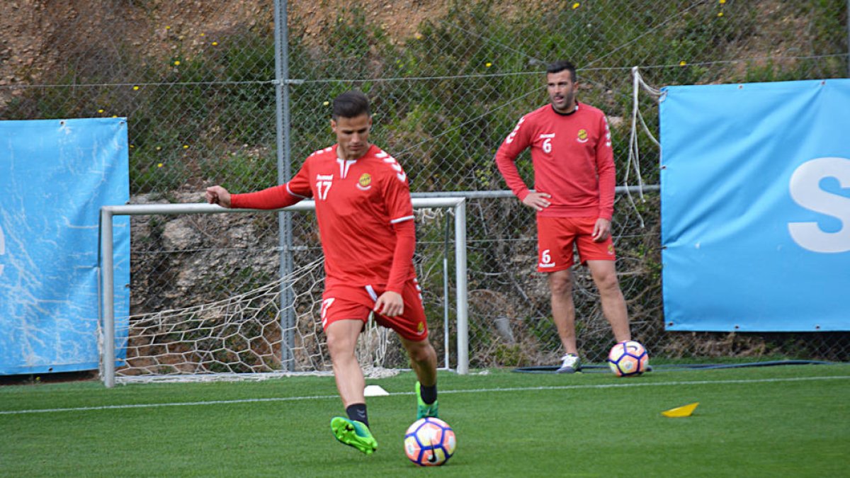 Luismi, durant un entrenament amb el Nàstic la passada setmana. Al fons de la imatge, Manolo Martínez.