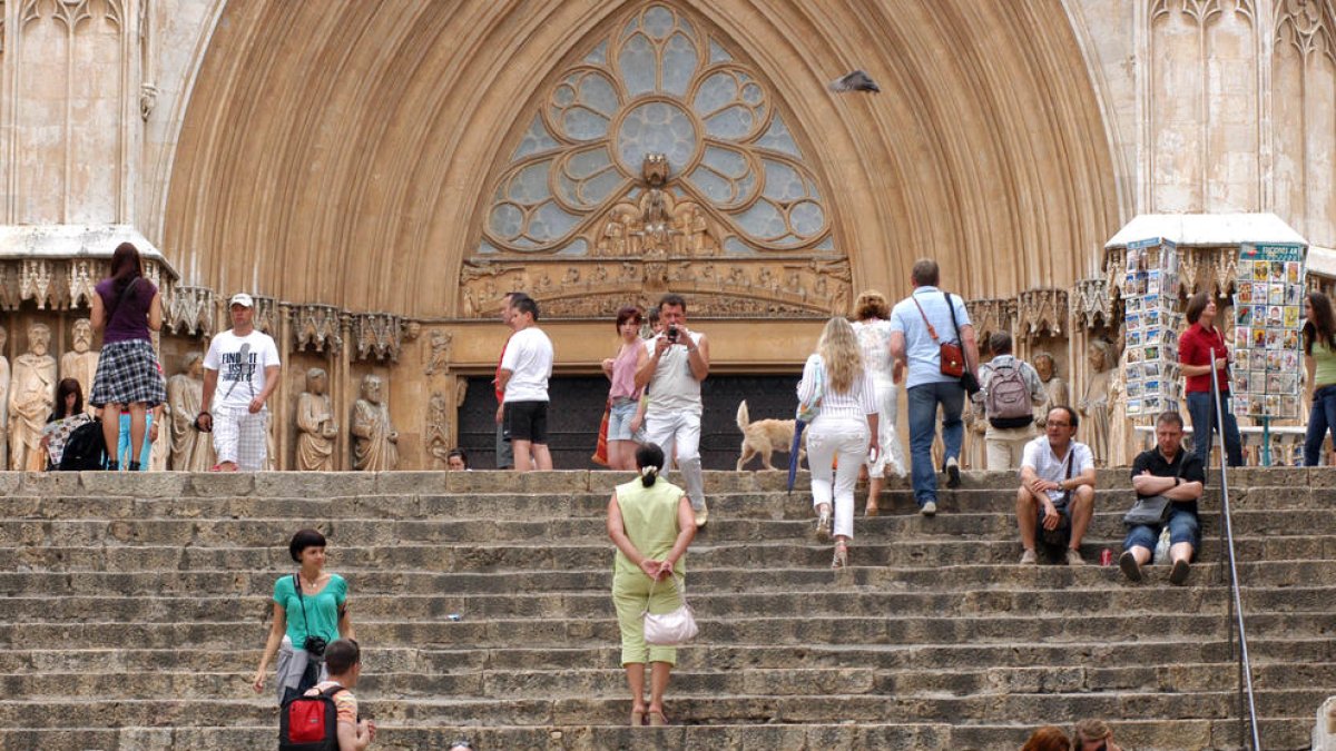 Imatge d'arxiu d'alguns turistes als voltants de la Catedral de Tarragona.