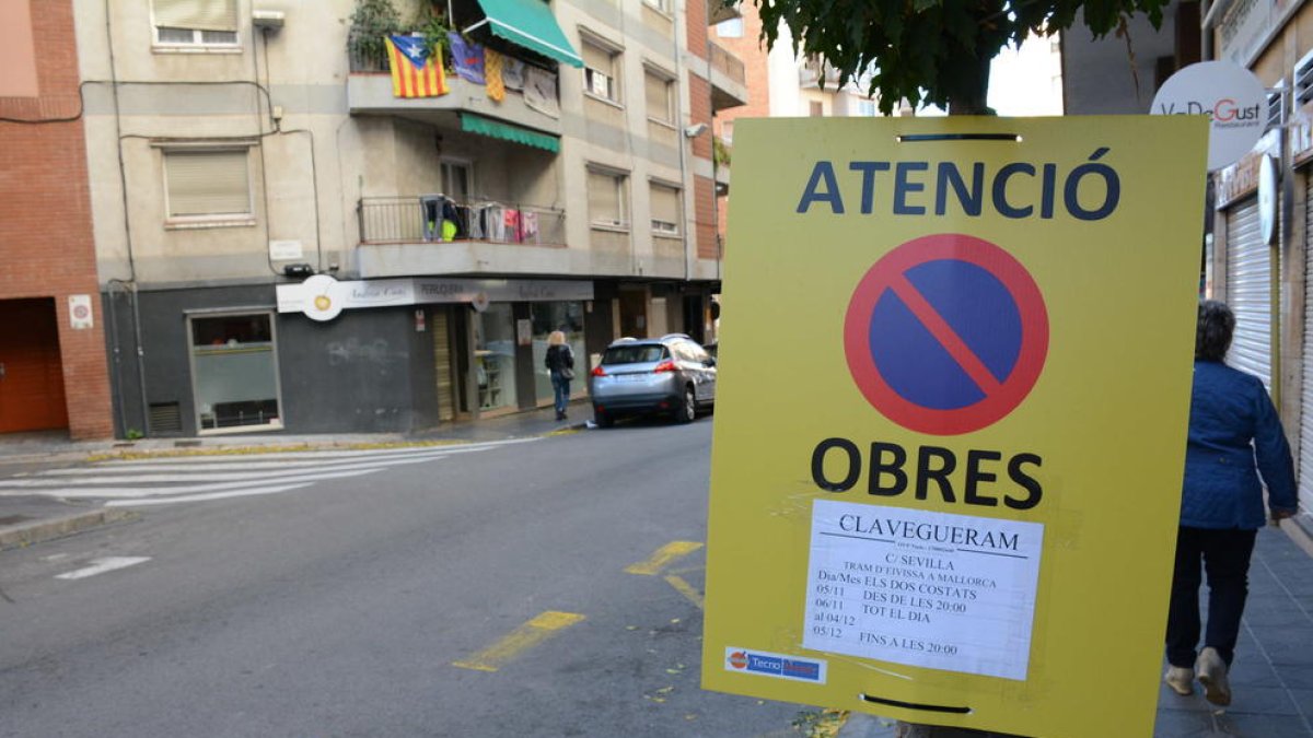 Imatge d'un senyal d'obres del clavegueram aquest 6 de novembre al carrer Sevilla de Tarragona.