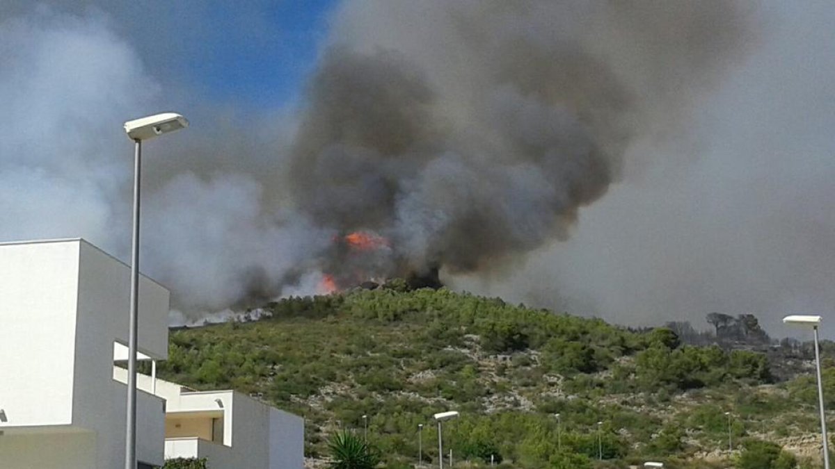 Un incendio forestal en Calafell crema próximo a las viviendas de Mas Mel