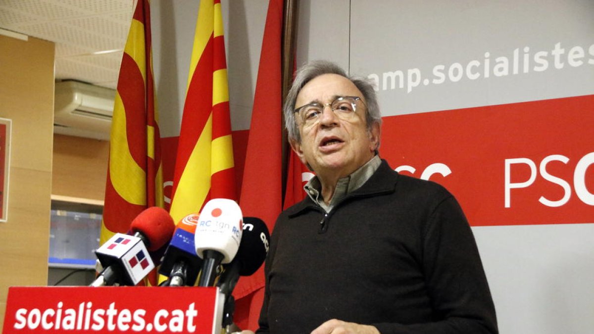 Xavier Sabaté en rueda de prensa en la sede del PSC en Tarragona este jueves.
