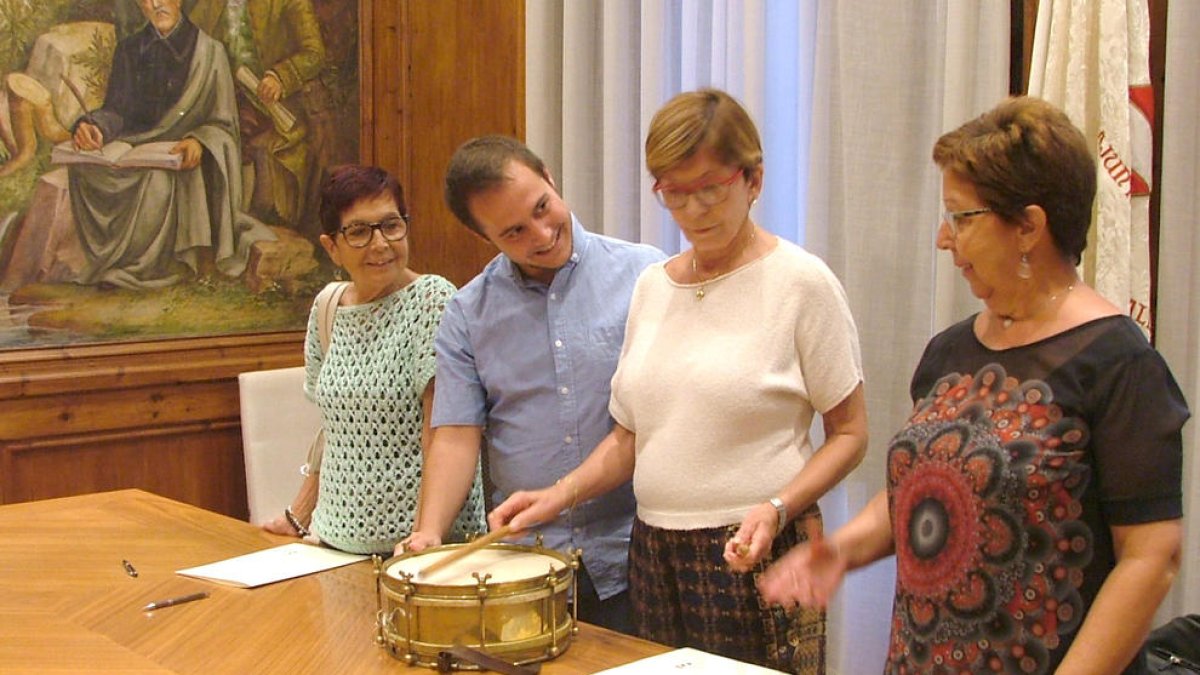 Les filles de Josep Vernet després d ela signatura de la cessió amb el regidor de Cultura.