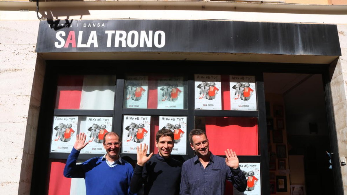 Imatge d'arxiu dels actors Oriol Grau i Pau Ferran, i del gestor de la Sala Trono, Joan Negrié, dient adéu amb la mà davant del local del carrer Misser Sitges de Tarragona.