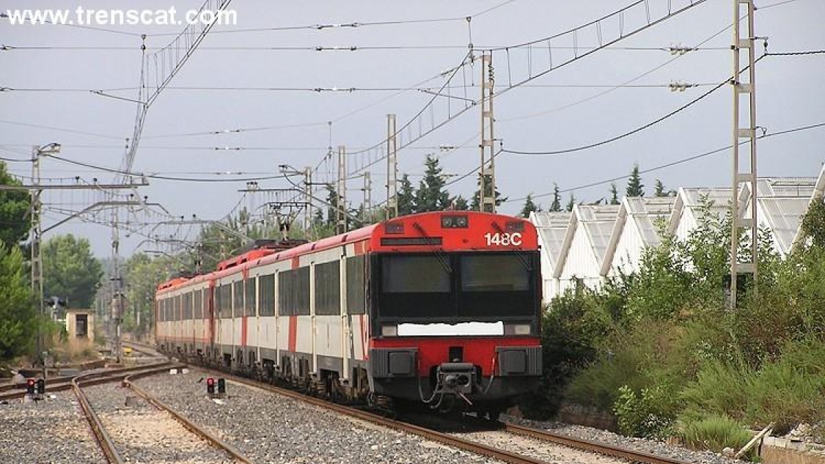 Imagen de archivo de un tren de cercanías a la estación de Mont-roig del Camp.