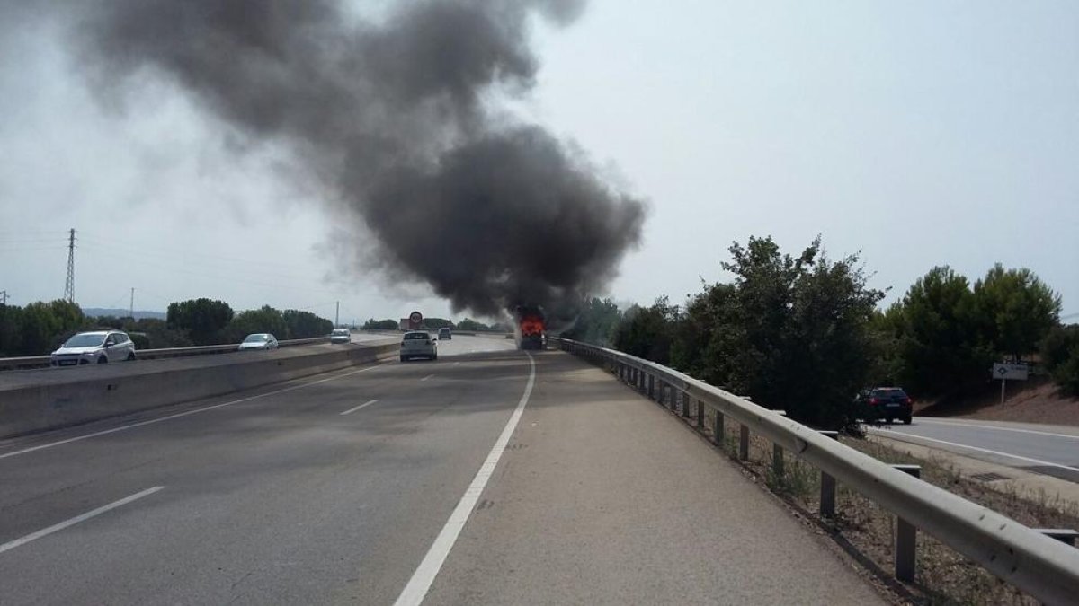 Imagen del coche quemando sobre la grúa que lo había recogido.