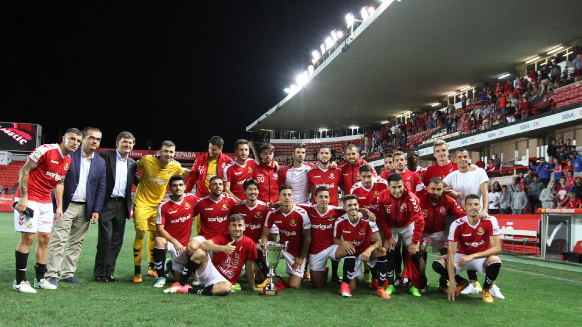 Els jugadors del Nàstic celebrant la victòria davant del Zaragoza que els va donar el trofeu Ciutat de Tarragona.