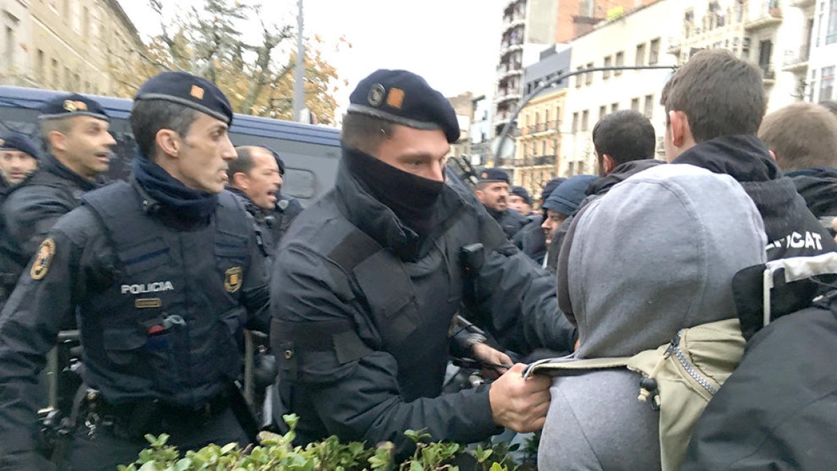 Agents dels Mossos d'Esquadra i els manifestants a l'exterior del Museu de Lleida s'enfronten davant la imminent sortida de les obres d'art cap a Sixena.
