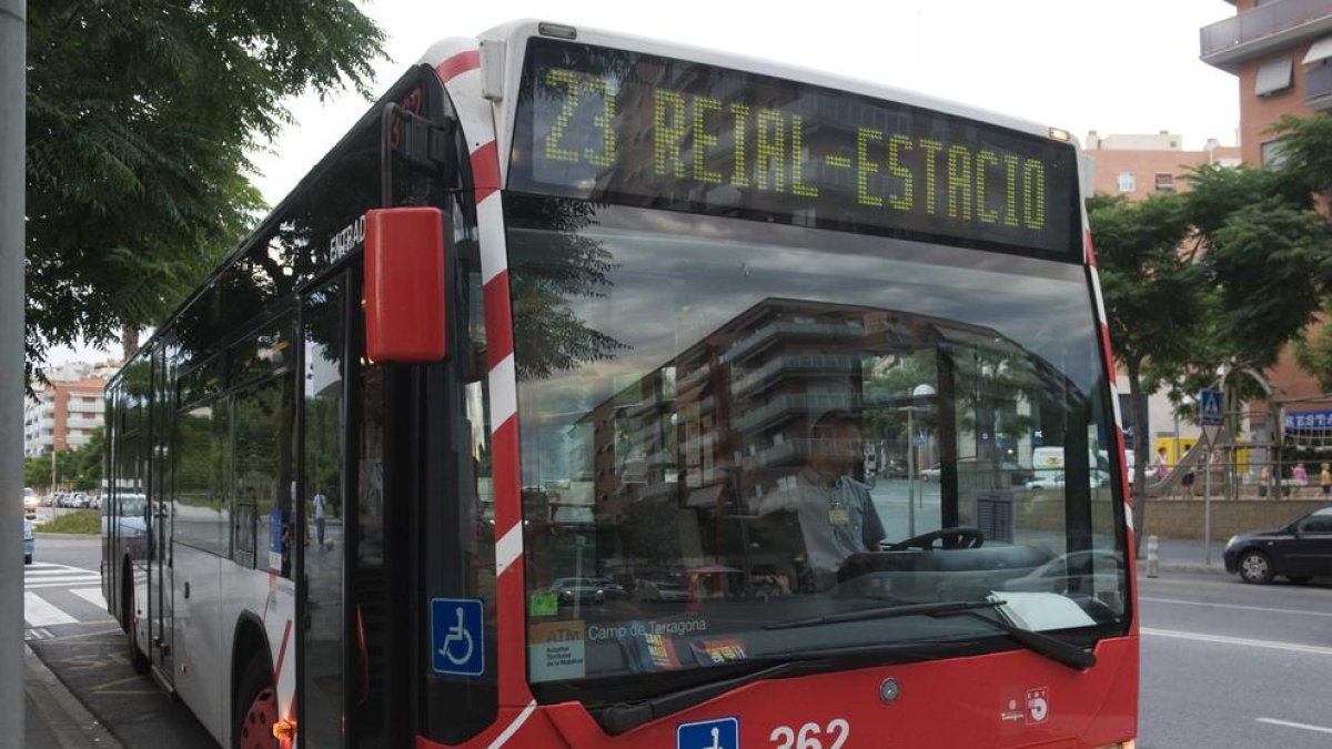 Els vehicles particulars no poden aparcar a les parades del bús.