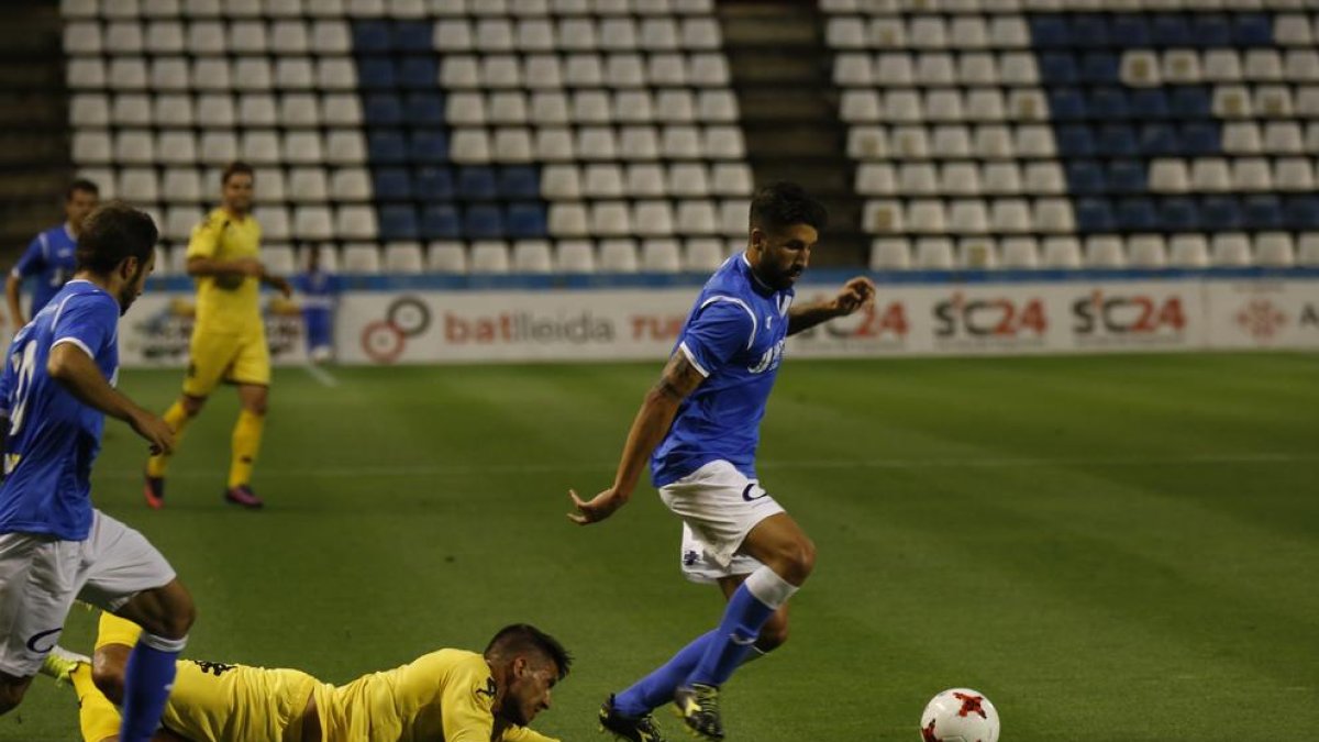 Borja Fernández cae al suelo después de ser superado por un jugador del Lleida Esportiu en el partido de ayer.