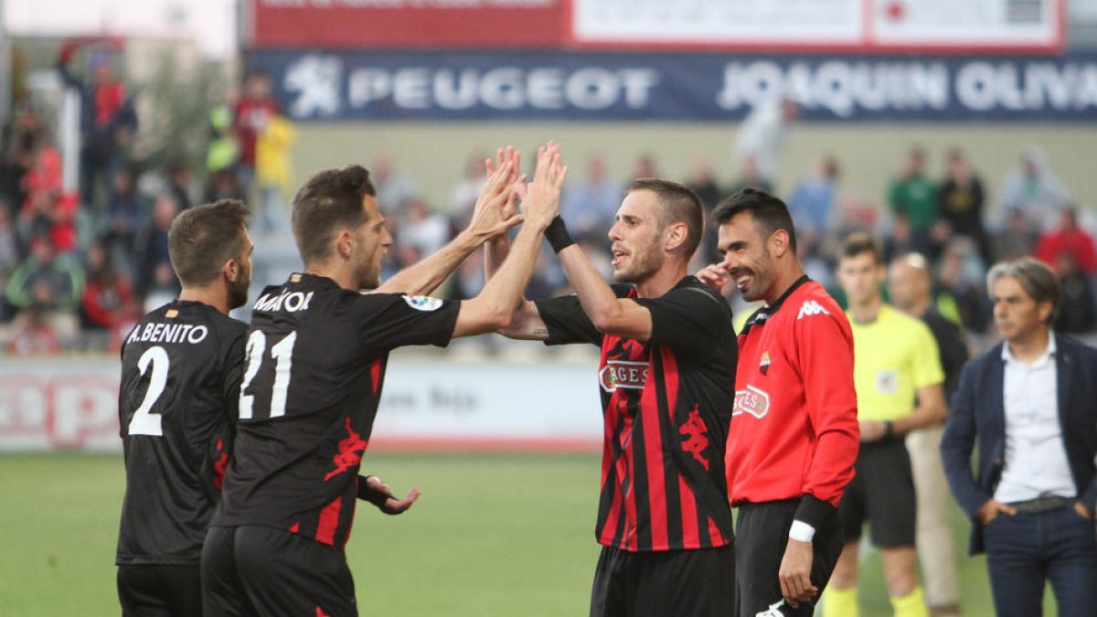 David Querol, artífex de l'1-0 contra el Saragossa, celebra la diana amb Codina, Máyor i Benito, al costat del tècnic Natxo González.