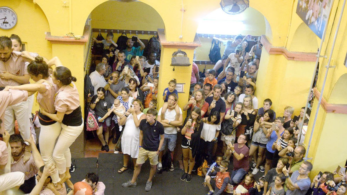 LA pluja va obligar a fer l'exhibició 'turística' al local dels Xiquets.