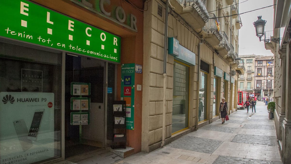 L'incendi ha tingut lloc a la botiga Telecor, al carrer Galanes.