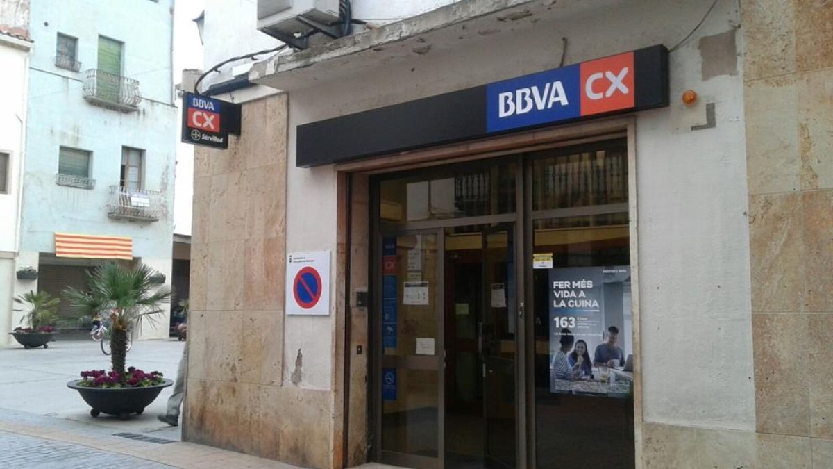 Imagen de la oficina y el cajero automático de BBVA en Cornudella.