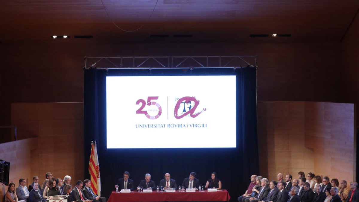 Representantes de la comunidad universitaria, de empresas e instituciones ocuparon el escenario de Josep Carreras.