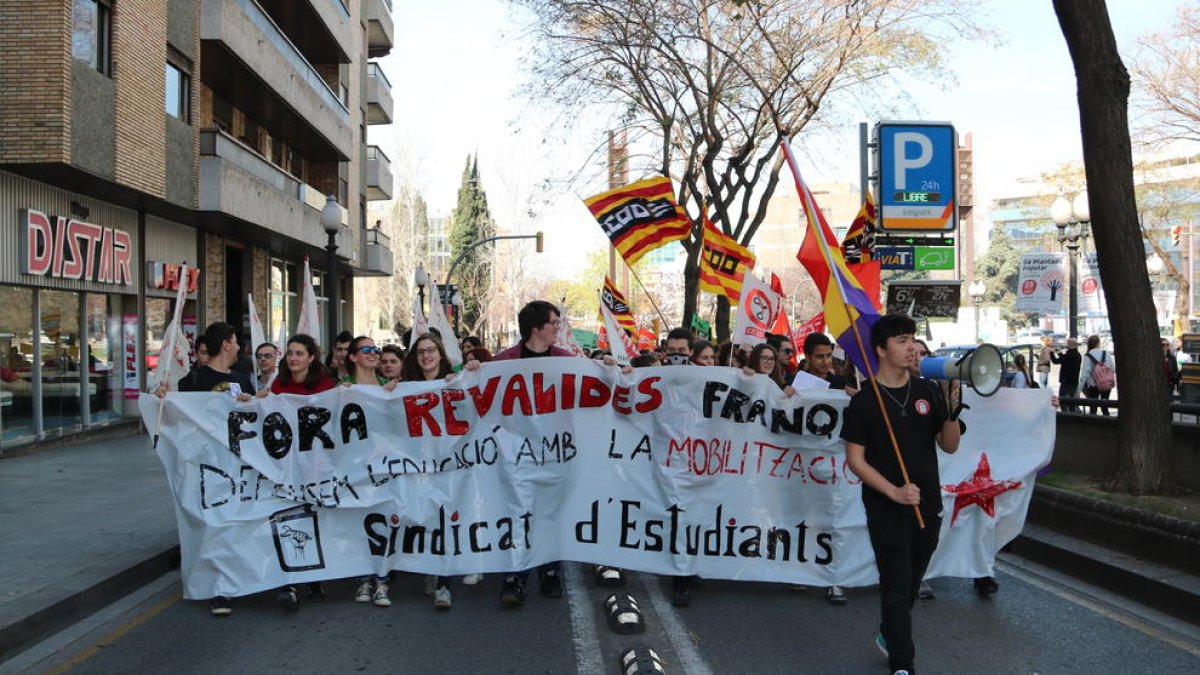 La capçalera de la manifestació contra la LOMCE aquest dijous a Tarragona.