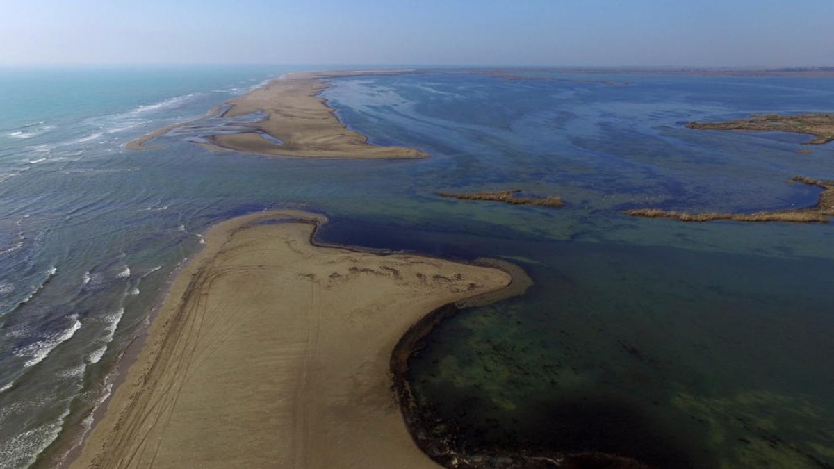 Imatge aèria del trencament de la barra de la platja de Buda amb el canal que comunica el mar i un dels calaixos. Imatge publicada el 9 de maig de 2017