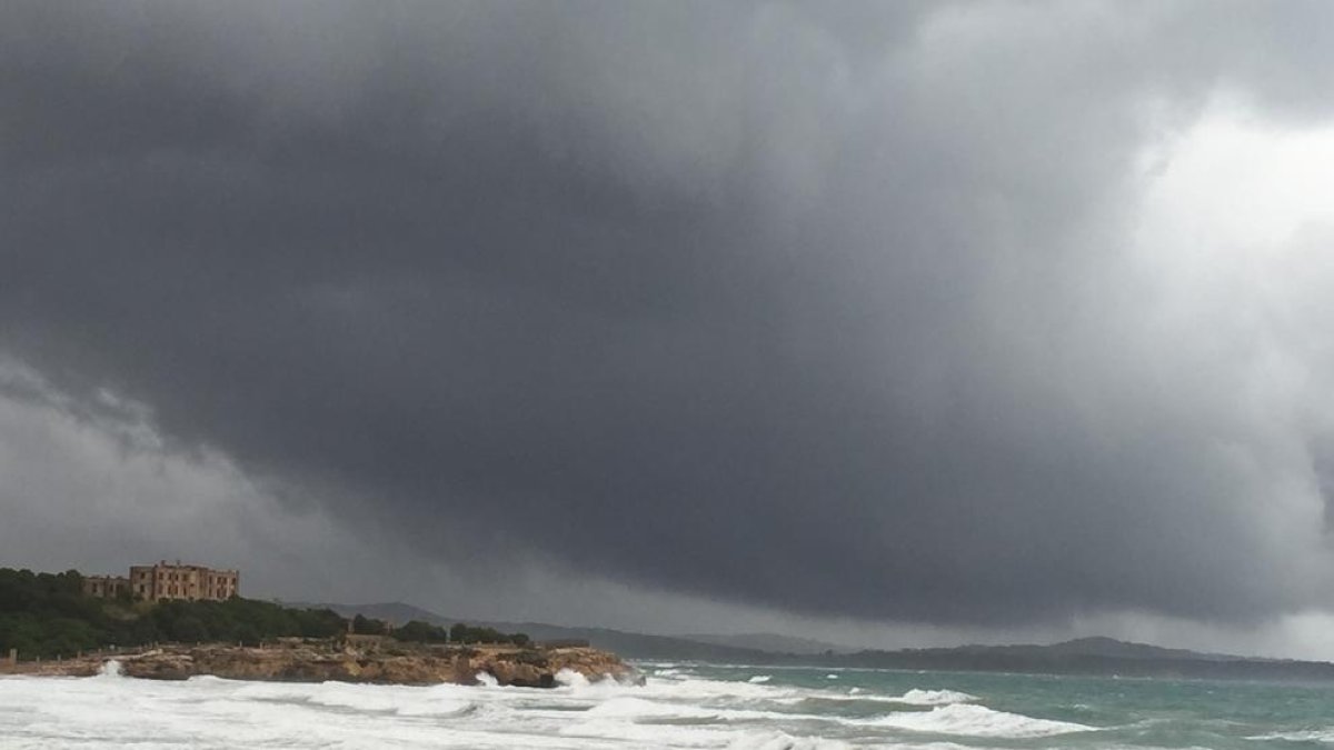 Imagen de una fuerte tormenta en el mirador de la Playa el Arrebatamiento.