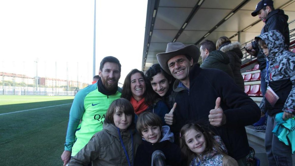 La familia con Messi, que han podido conocer recientemente.
