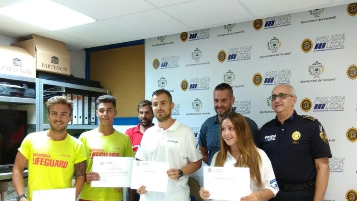 Els dos socorristes i els dos sanitaris van rebre el reconeixement a les oficines de la policia local.