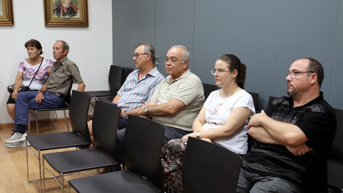 Algunos de los afectados por la quiebra de la entidad acudieron como público al plenario del Ayuntamiento de la Canonja el jueves pasado.