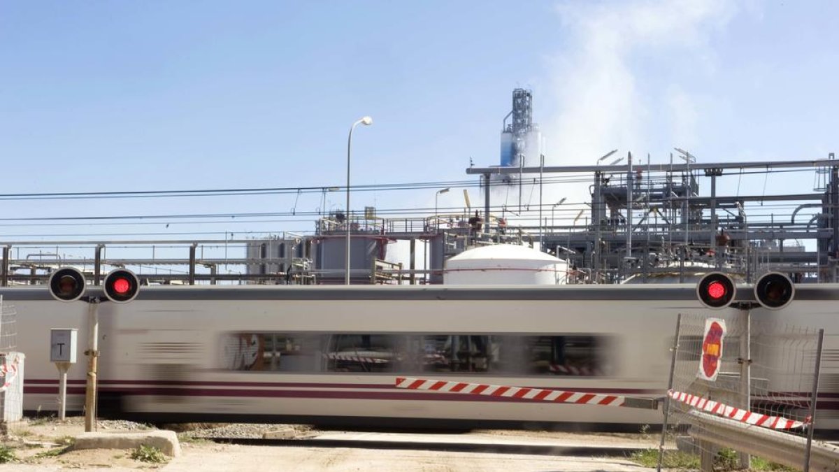 El pas a nivell que creua la línia ferroviària de la costa, entre Tortosa i Barcelona.