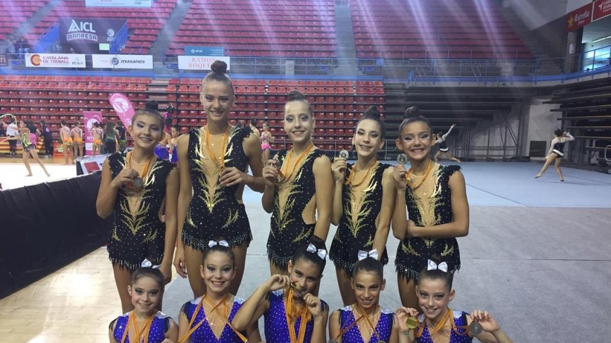 Las gimnastas del Salou Club Esportiu, en una fotografía de grupo con las medallas conseguidas a l 3ª fase de la Copa Catalana.