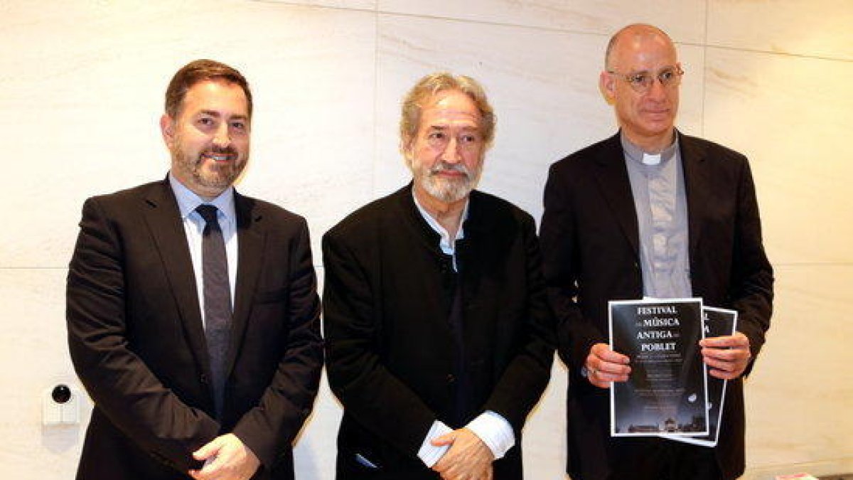 Alexis Gómez, director d'Institucions de CaixaBank a Tarragona; Jordi Savall, director artístic del Festival, i Octavi Vilà, abat de Poblet, el 9 de maig del 2017.