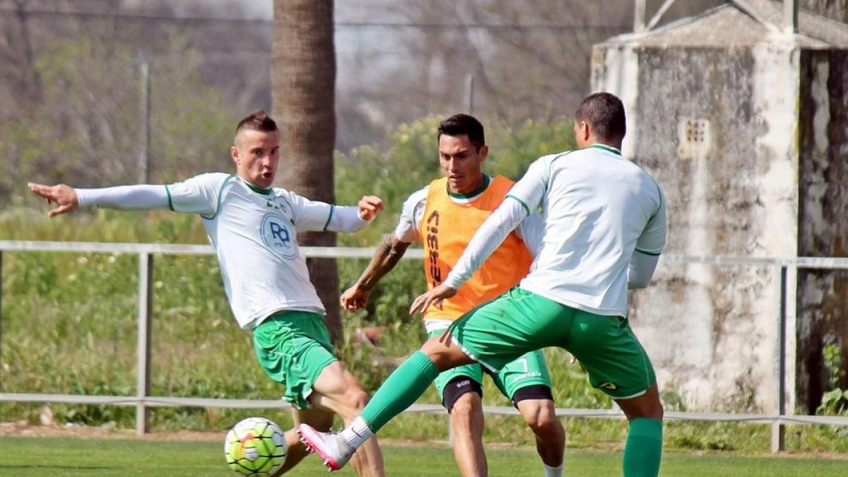 Els jugadors del Còrdova, ahir, durant un moment de l'entrenament.