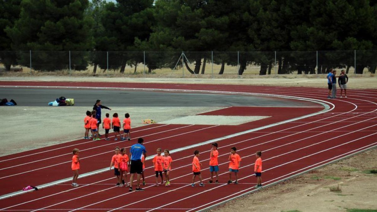 Nens que practiquen atletisme en una imatge d'arxiu.