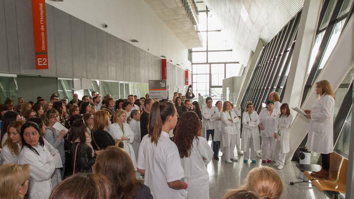 Els treballadors van protagonitzar ahir al matí una concentració a les portes de l'hospital.