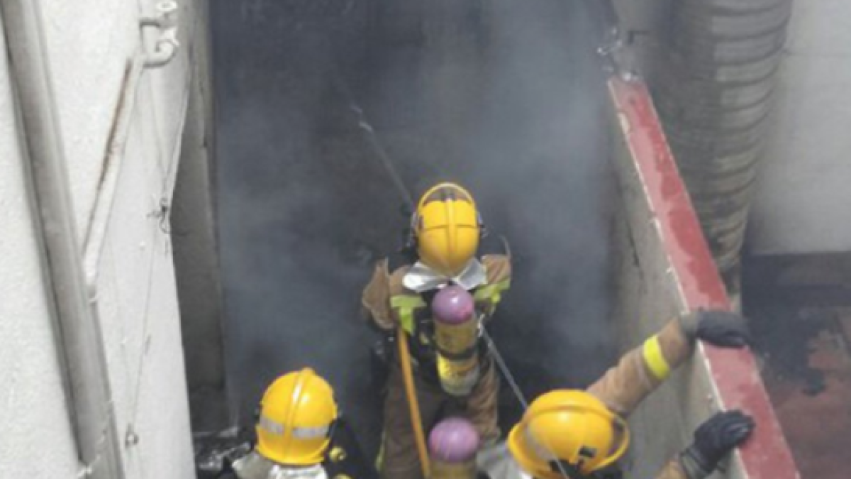 Els Bombers durant les tasques d'extinció de l'incendi.