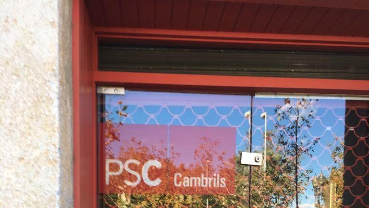 Una pintada de lo que parece ser Hitler apareció ayer lunes en el cristal de la puerta de acceso de la sede del PSC a Cambrils.