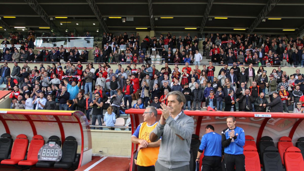 El técnico rojinegro celebra la victoria en la ida del derbi contra el Nàstic (1-0) en el Estadi.