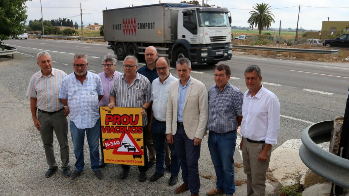 Pla general dels alcaldes i càrrecs d'ERC al costat de la carretera N-340, a l'altura d'Amposta. Imatge del 10 de juliol de 2017