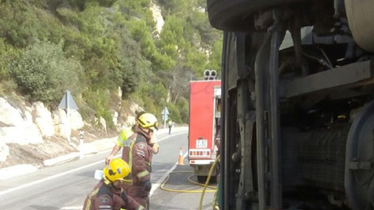 Els Bombers retirant el gasoil del dipòsit del camió.