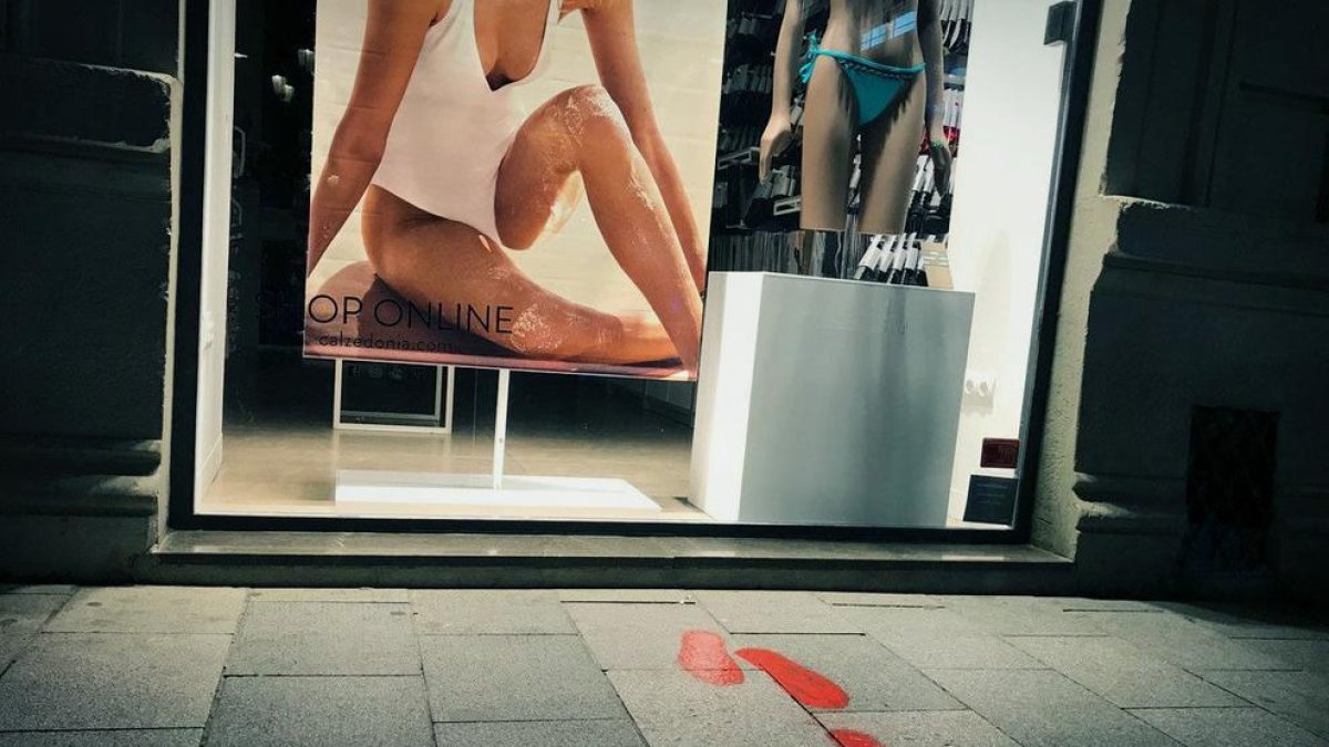 Las huellas situadas delante del Calzedonia de la calle Llovera.