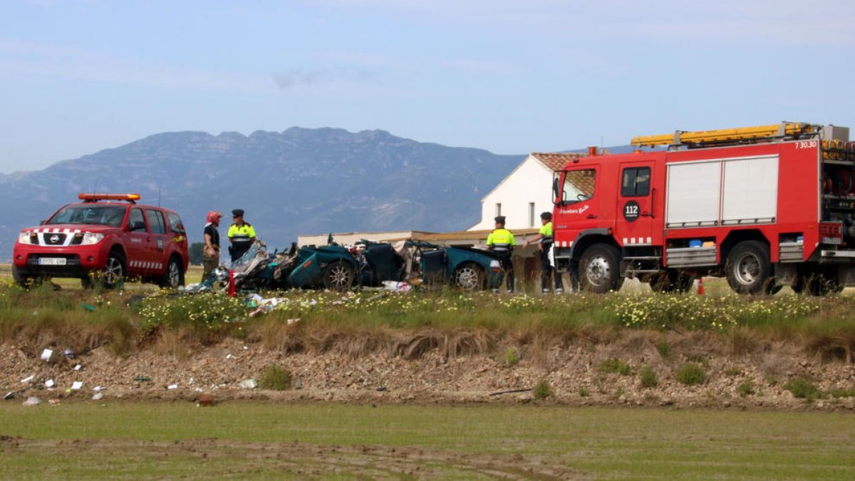 El coche en el cual viajaban los dos víctimas mortales ha quedado literalmente chafado. Imagen del 22 de mayo de 2017