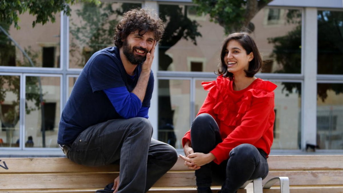 Imagen de archivo de Maria Arnal y Marcel Bagés sentados en un banco de Barcelona.